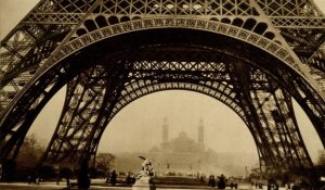 Germaine Krull, Torre Eiffel. https://p2.liveauctioneers.com/963/31237/12413717_1_l.jpg
