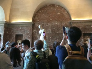 Turistas volviéndose locos con la Venus de Milo