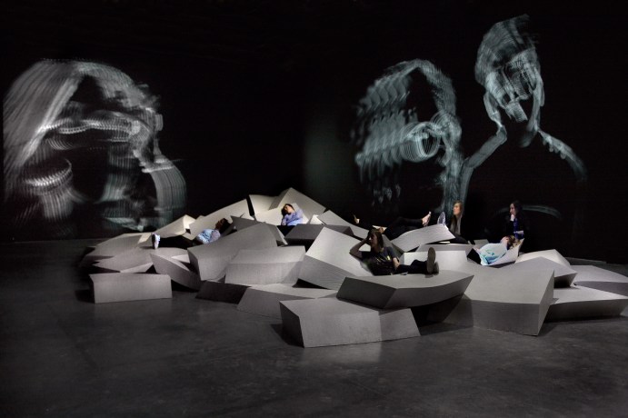 Vista de la exposición de Céleste Boursier-Mougenot « acquaalta », Palais de Tokyo (24.06 – 13.09 2015). Foto: Laurent Lecat. Cortesía de la artista y la Galerie Xippas, Paris ; Paula Cooper Gallery, New York ; Galerie Mario Mazzoli, Berlin © ADAGP, Paris 2015