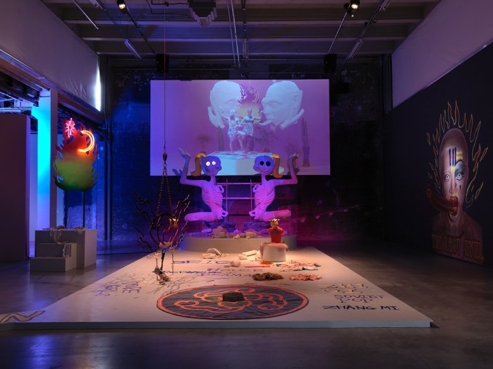 Vista de la exposición de Tianzhuo Chen, Palais de Tokyo (24.06 – 13.09 2015). Cortesía del artista, Bank Gallery (Shanghai). Coproduction K11 Art Foundation (KAF). Foto : André Morin