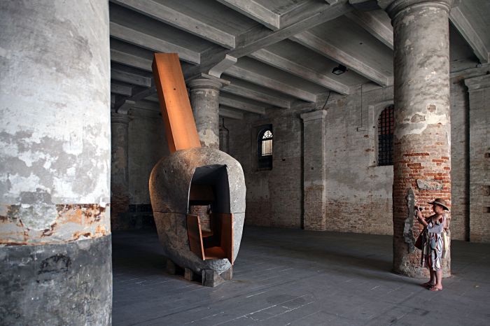 Le garçon caché dans un possin, 2010 Granit et cèdre 540 x 300 X 164 cm Présentée par SOLO PROJECTS, Pari