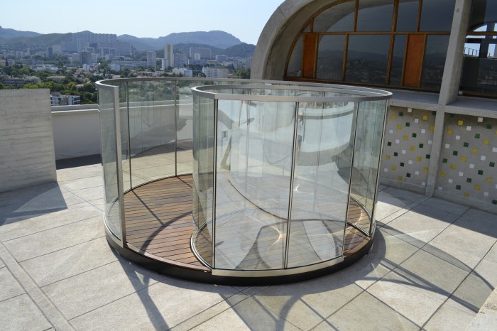  Passage Intime, 2015 Verre semi-réFLéchissant, acier inoxydable 90.6 x 202.4 x 106.3 in. (230 x 514 x 270 cm) Courtesy the artist and Marian Goodman Gallery Photo credit- Rebecca Fanuele