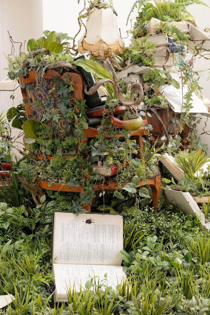  Still Library (détail), 2014 Livres, plantes en plastique 210 x 288 x 287 cm Courtesy - Galerie GP & N Vallois, Paris : Copyright - Aurélien Mole.